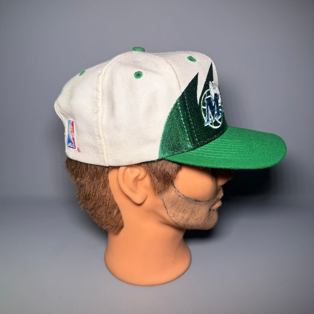 NWT 90’s NBA Dallas Mavericks Sharktooth Snapback Cap